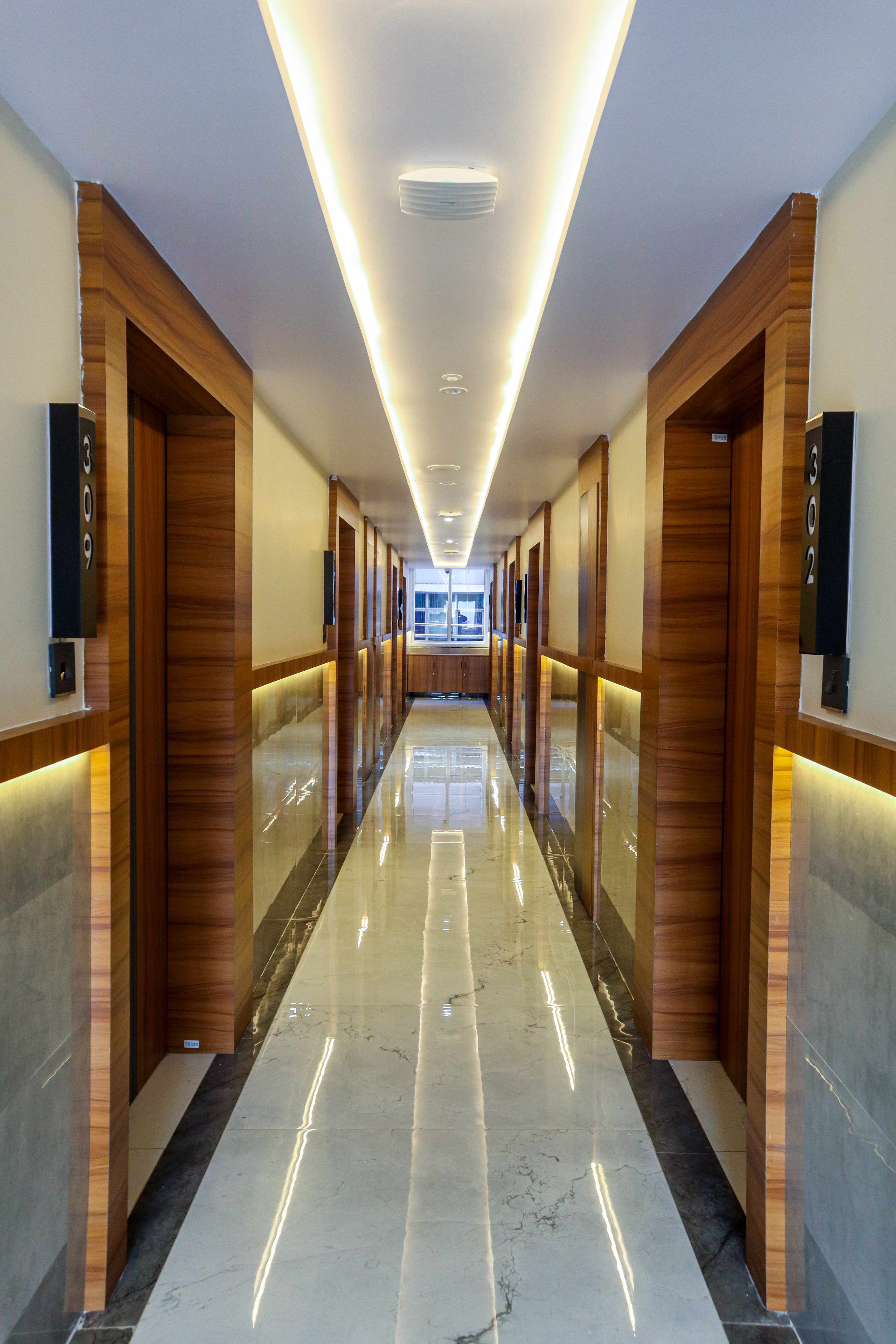 Hotel Lemon Park corridor leading to rooms