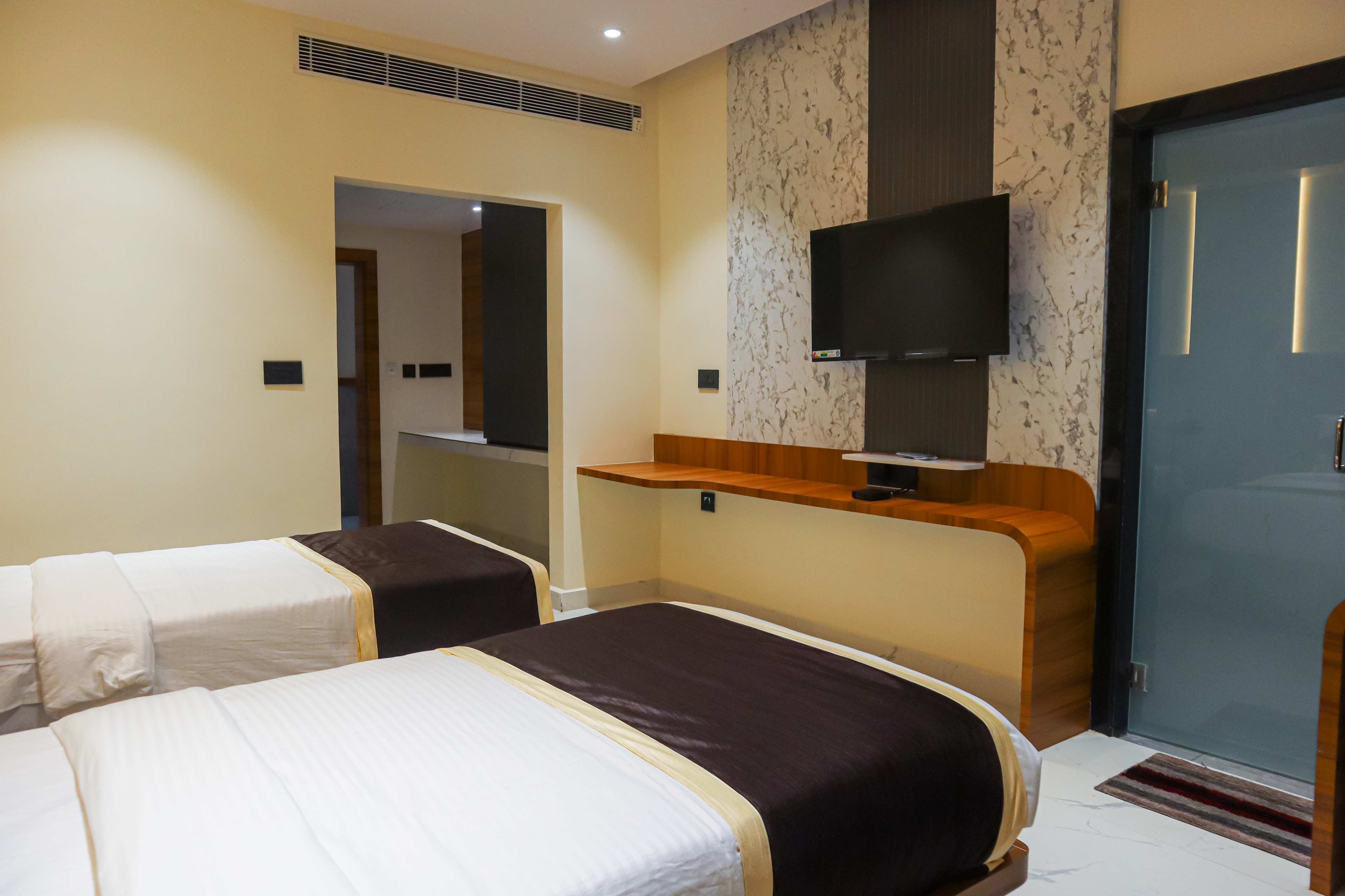 In-Room Dining at Hotel Lemon Park